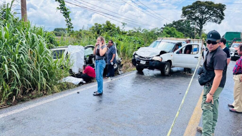 Dos personas mu3r3n en fatal accidente entre una camioneta y autobús en carretera Coatzacoalcos- Minatitlán