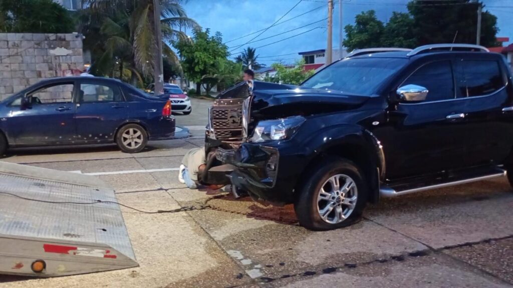 Veloz camioneta se estrella y derriba poste en pleno centro de Coatzacoalcos