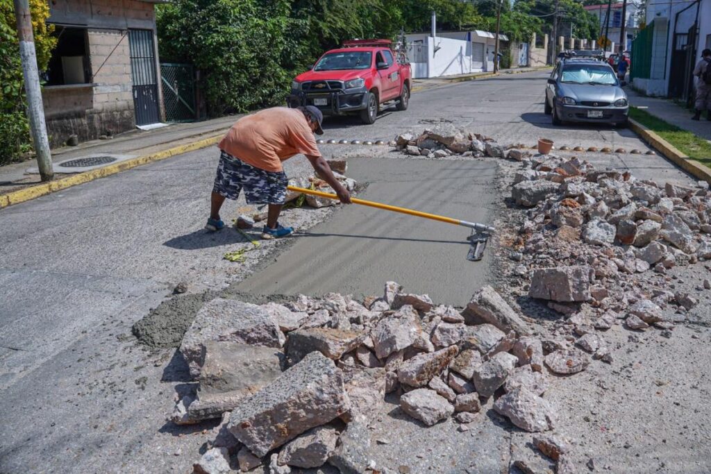 Cosoleacaque mantiene trabajos de bacheo para mejorar la circulación vial