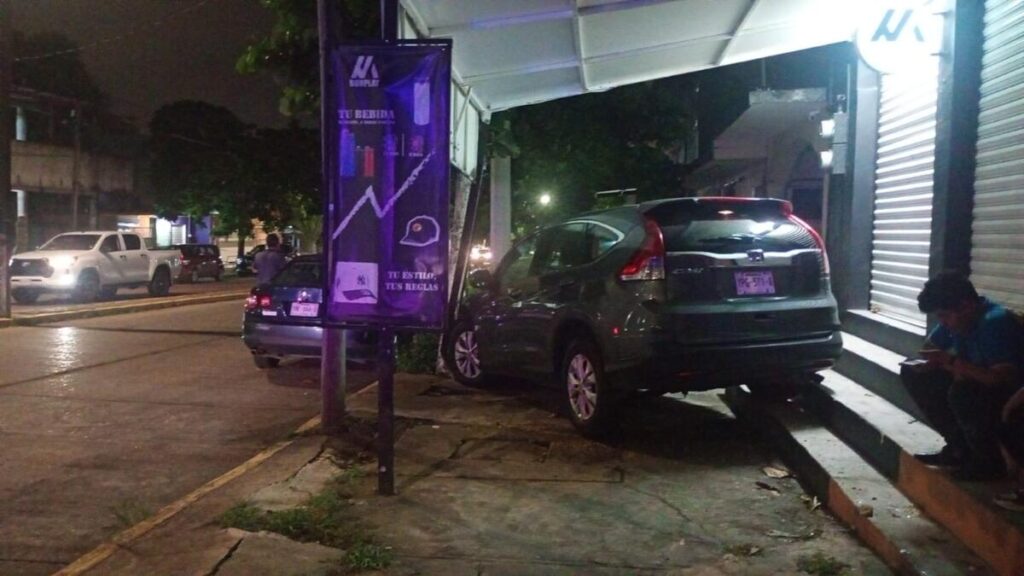 Jóvenes en estado de ebriedad pierden el control y terminan sobre la banqueta en Coatzacoalcos