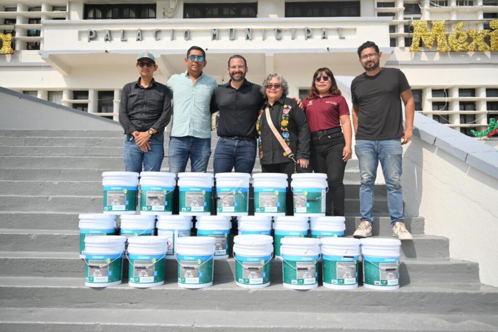 Entrega Pedro Miguel Rosaldo primer paquete de impermeabilizante para rehabilitar techo del Mercado Coatzacoalcos