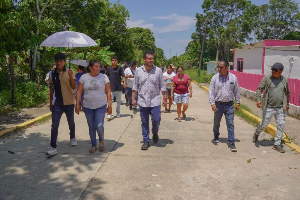 Vecinos de la colonia La Esperanza reciben brigada de servicios municipales