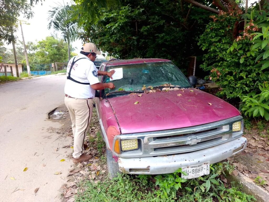 Exhorta Tránsito a retirar vehículos abandonados de la vía pública en Las Choapas y Villa Cuichapa