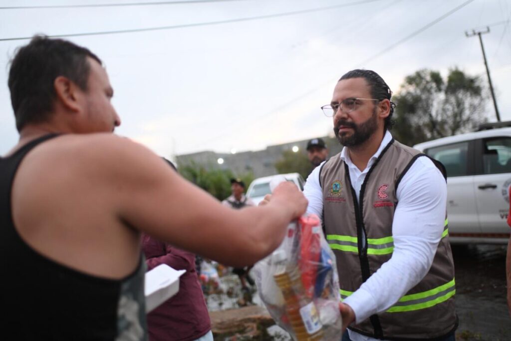 Recorre Pedro Miguel Rosaldo colonias afectadas por el Frente Frío 2, entrega comidas calientes y frazadas