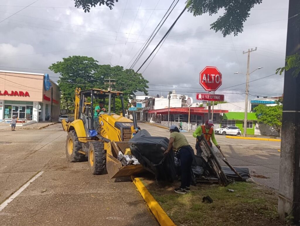 Más de 40 parques y espacios públicos atendidos y miles de luminarias instaladas en Coatzacoalcos