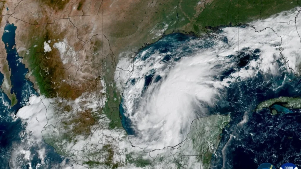 Huracán “Isaías” se fortalece a categoría 3 mientras se acerca a EU.
