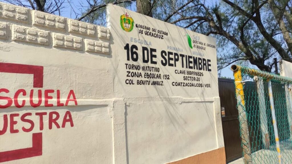 Hombre con arco y flechas irrumpe en primaria 16 de septiembre en Coatzacoalcos. Era papá de una alumna