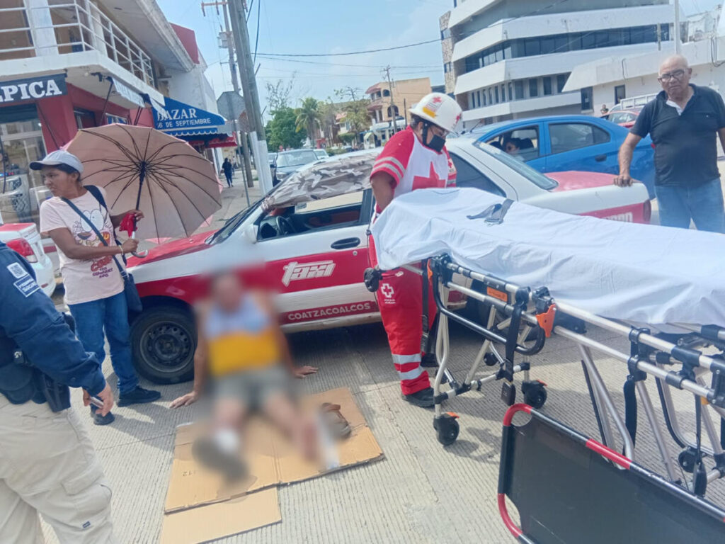 Taxi arrolla a peatón en el centro de Coatzacoalcos