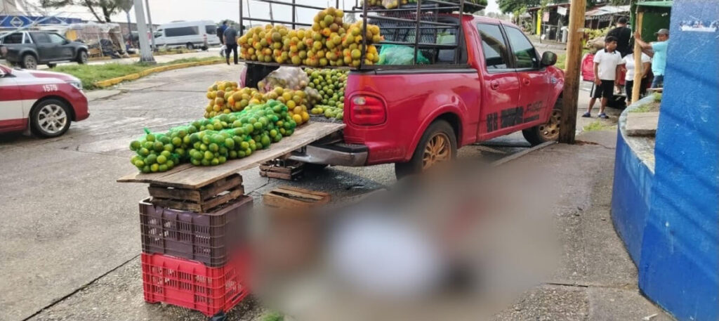 Ej3cut4n a vendedor de limones y naranjas en la carretera a Las Barrillas