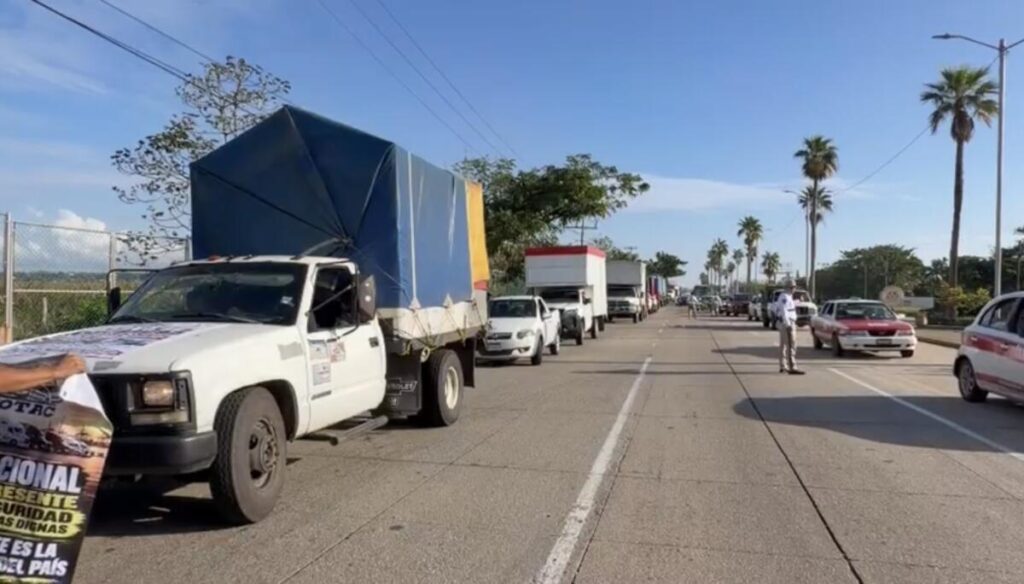 Protestan transportistas en Veracruz piden alto al s3cu3str0 y 3xt0r$!ón Protestan transportistas en Veracruz piden alto al s3cu3str0 y 3xt0r$!ón