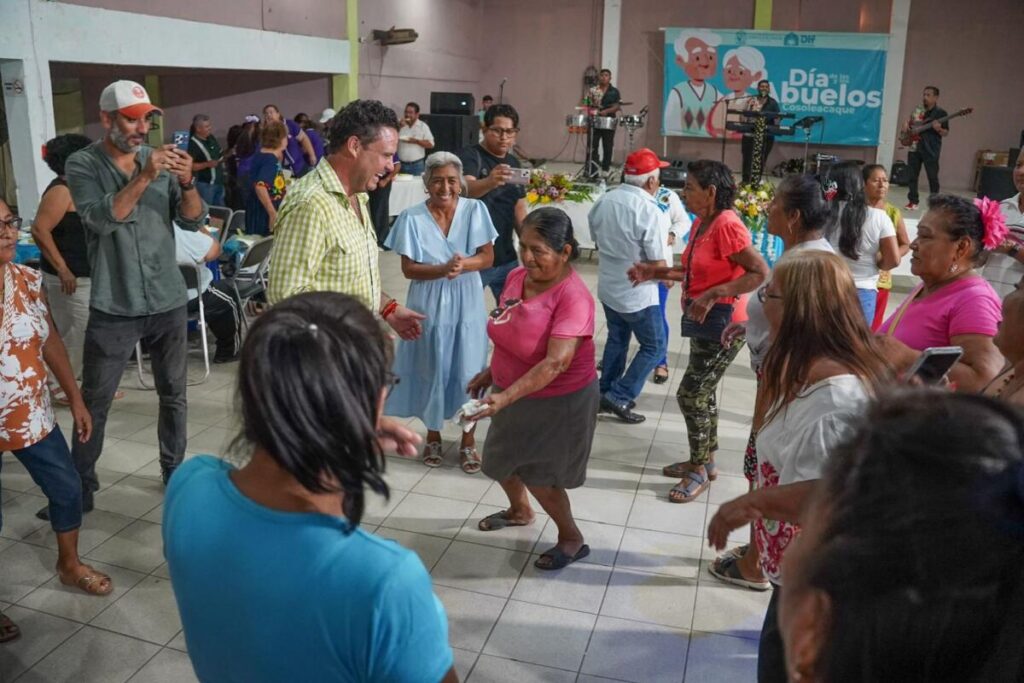 Ayuntamiento de Cosoleacaque consiente a los abuelitos en emotivo festejo del Día del Abuelo