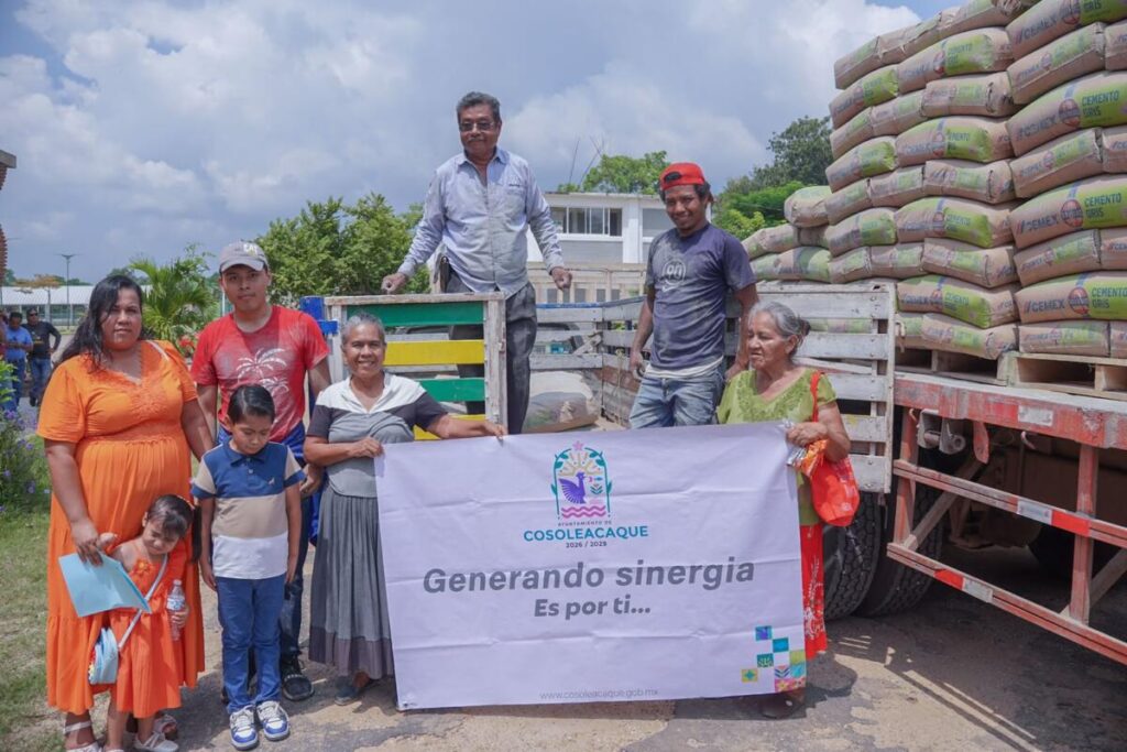 Gobierno de Cosoleacaque entrega materiales para la mejora de espacios educativos y religiosos