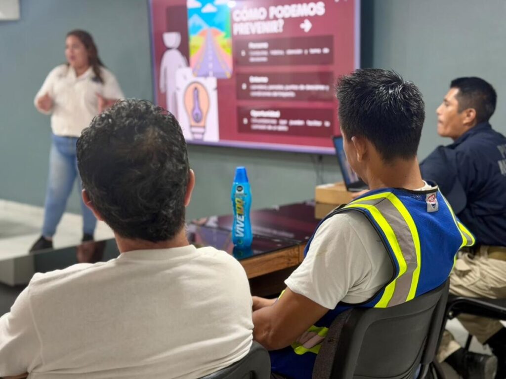 Policía Municipal de Coatzacoalcos fortalece la prevención del robo en carretera con el sector empresarial Policía Municipal de Coatzacoalcos fortalece la prevención del robo en carretera con el sector empresarial