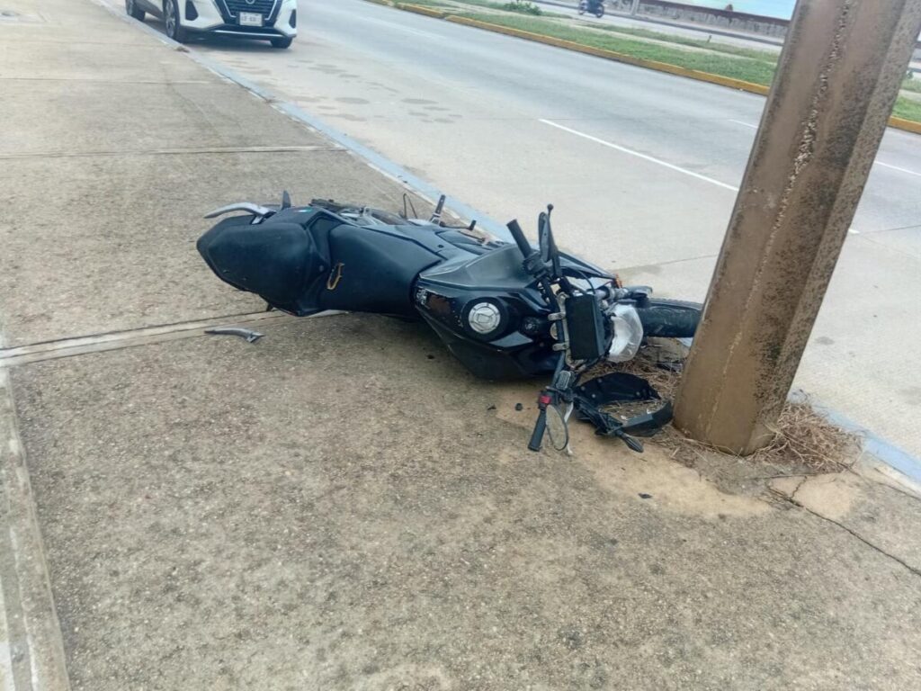 Derriban a dama en moto, en la colonia El Paraíso de Coatzacoalcos