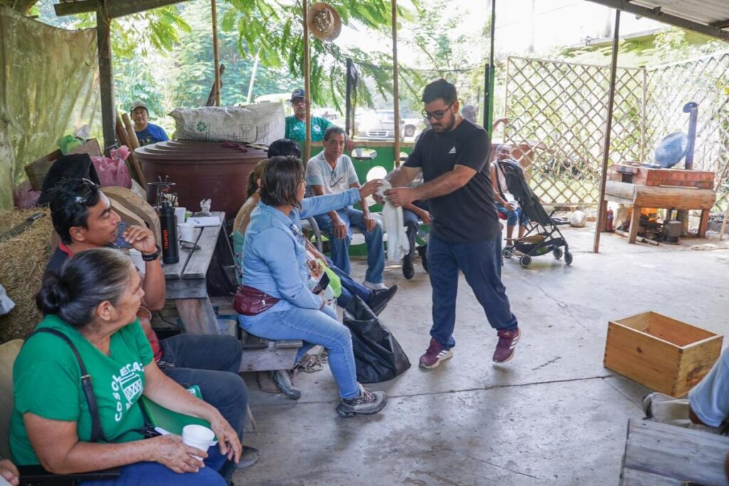 Gobierno de Cosoleacaque pone en marcha taller permanente de apicultura