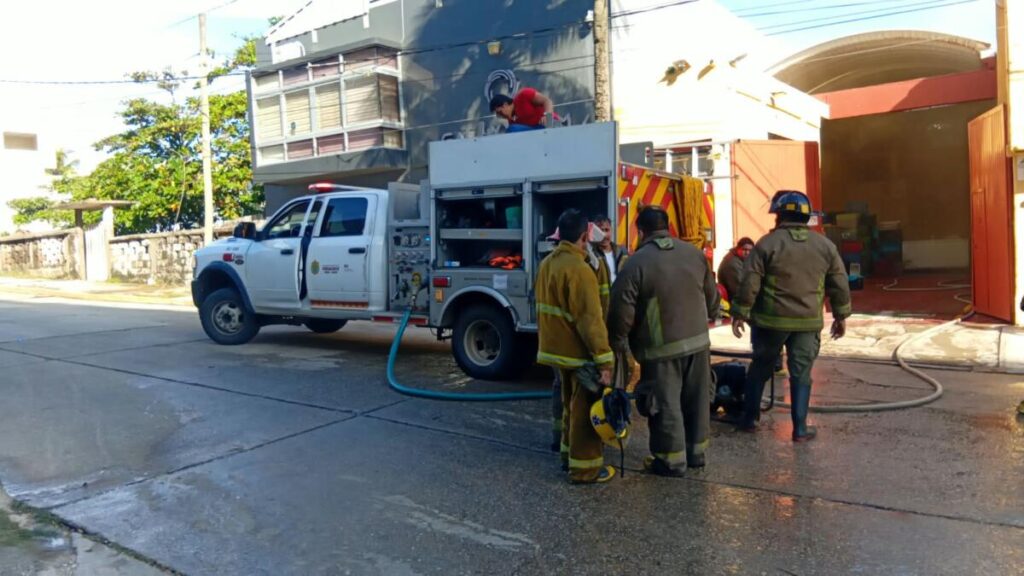 Incendio en empacadora de alimentos deja varios intoxicados por inhalación de humo en Coatzacoalcos Incendio en empacadora de alimentos deja varios intoxicados por inhalación de humo en Coatzacoalcos