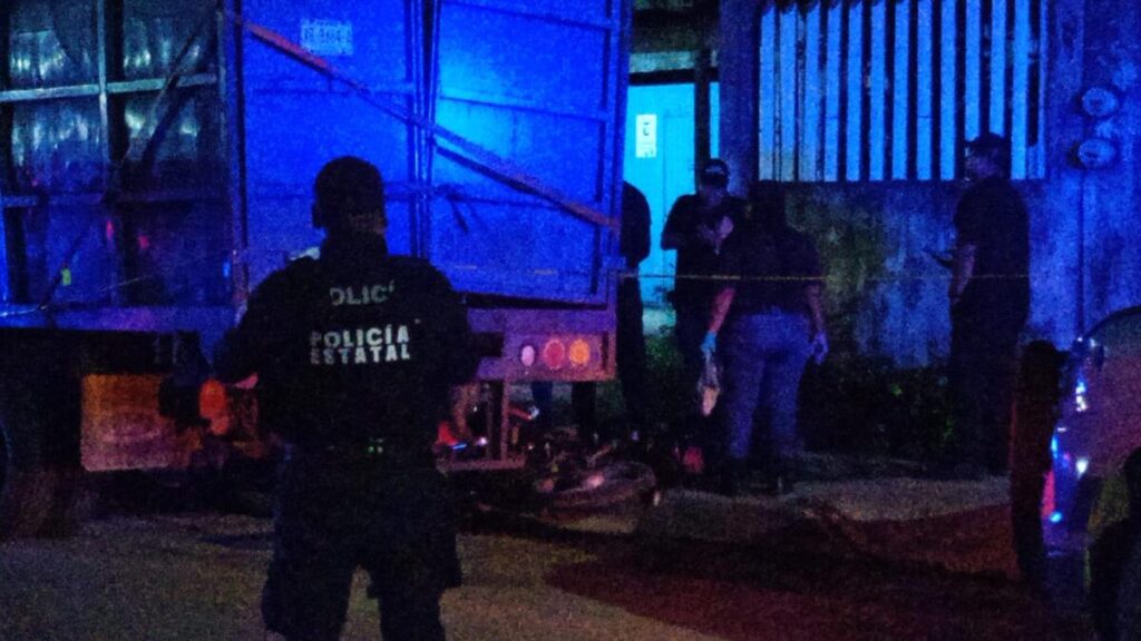 Mu3r3 motociclista al estrellarse contra camioneta estacionada en la colonia Francisco Villa de Coatzacoalcos